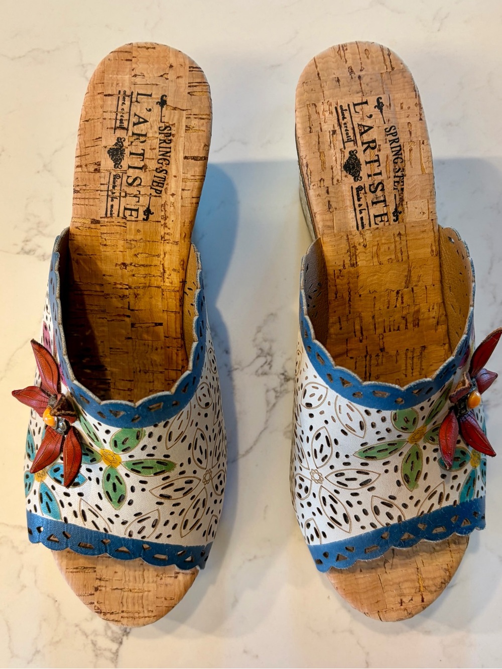 L'ARTISTE White Leather Floral Cork Slide Mules with Blue Trim